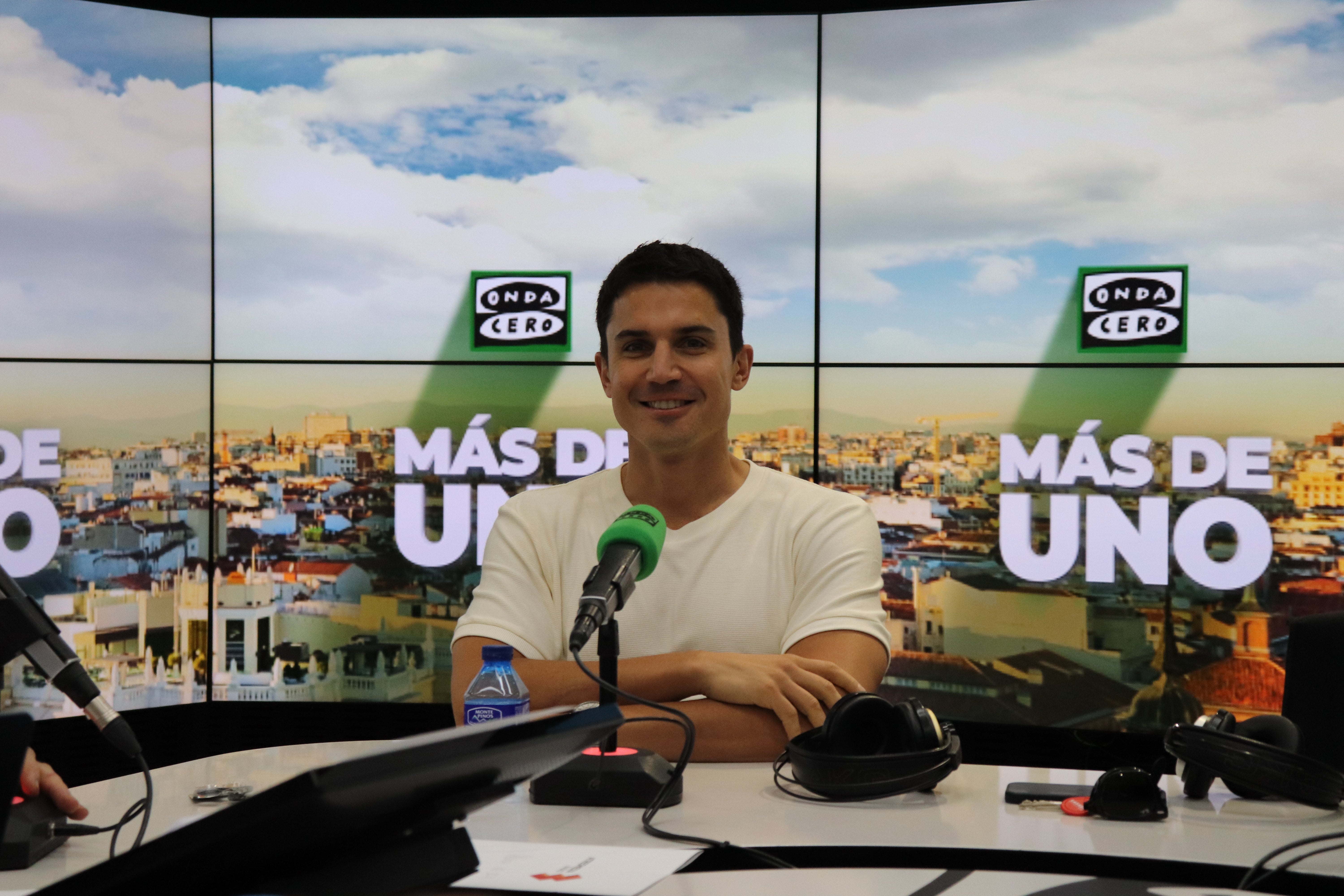 Álex González presenta la serie 'Ladrones. La tiara de Santa Águeda': "La felicidad no está en el destino, está en el viaje" Álex González presenta la serie 'Ladrones. La tiara de Santa Águeda': "La felicidad no está en el destino, está en el viaje"