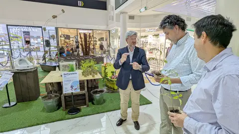 Daniel Párraga explica el funcionamiento de la depuradora ecológica del CC L'Aljub Daniel Párraga explica el funcionamiento de la depuradora ecológica del CC L'Aljub