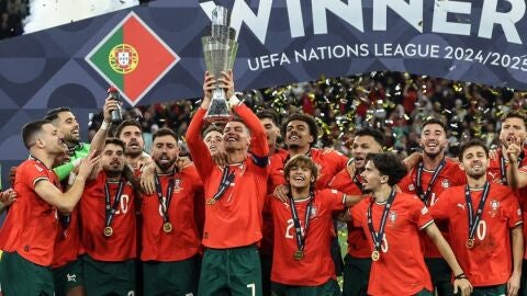 La selección de Portugal levanta el título de la Nations League conquistado ante España La selección de Portugal levanta el título de la Nations League conquistado ante España