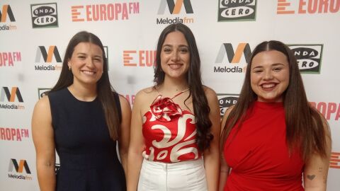 En el centro, Nuria Tejero Adsuar, con sus Damas, Marta Mart&iacute;nez Ru&iacute;z y Claudia C&aacute;mara Ara&uacute;jo