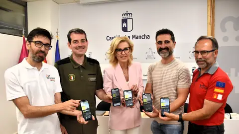 La delegada de la Junta junto a delegado provincial de Desarrollo Sostenible, José Ignacio Benito, jefe del Servicio de Incendios de la Delegación Provincial de Desarrollo Sostenible, Félix Mateo; el delegado provincial de GEACAM, Eduardo Mena; y el coordinador provincial de los Agentes Medioambientales, José Azcoitia. La delegada de la Junta junto a delegado provincial de Desarrollo Sostenible, José Ignacio Benito, jefe del Servicio de Incendios de la Delegación Provincial de Desarrollo Sostenible, Félix Mateo; el delegado provincial de GEACAM, Eduardo Mena; y el coordinador provincial de los Agentes Medioambientales, José Azcoitia.