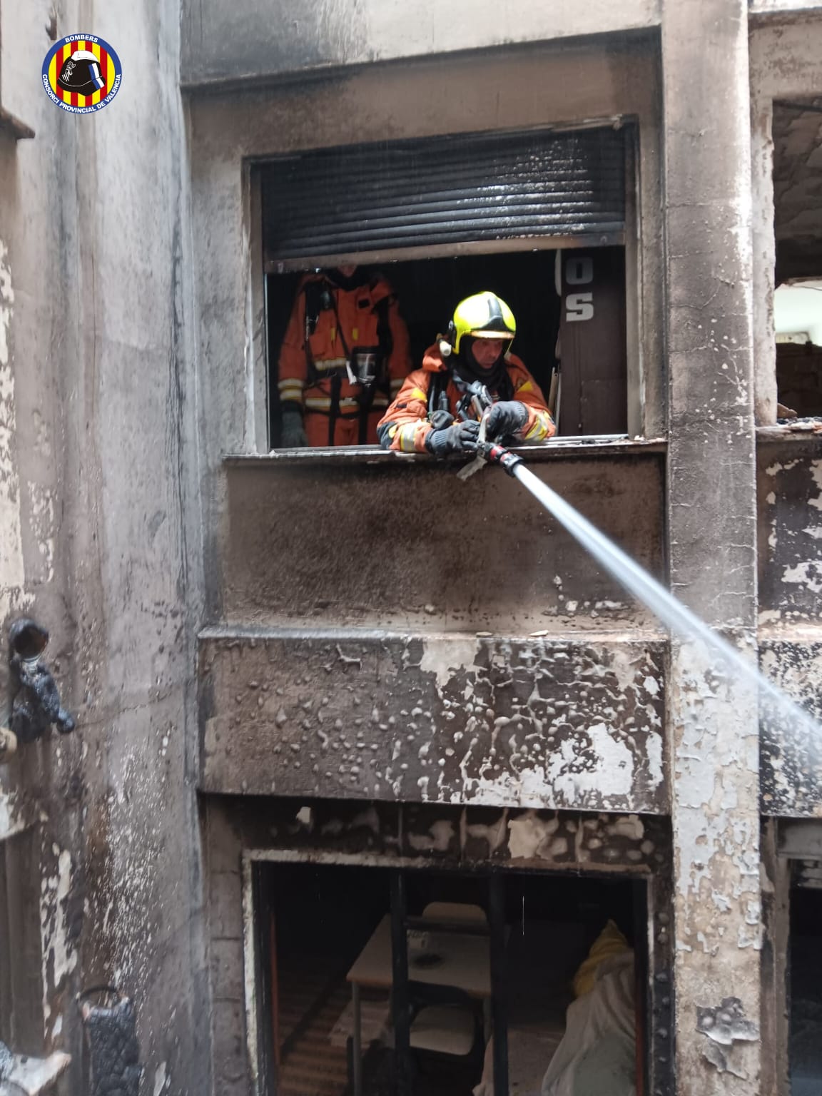 Los bomberos extinguen un incendio en un edificio de Cullera Los bomberos extinguen un incendio en un edificio de Cullera