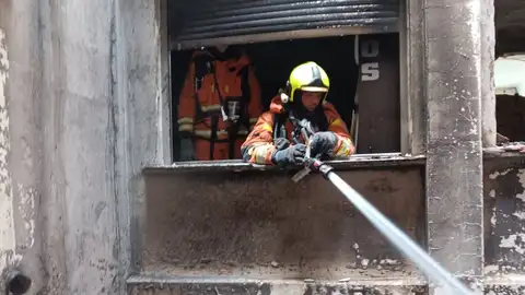 Los bomberos extinguen un incendio en un edificio de Cullera Los bomberos extinguen un incendio en un edificio de Cullera