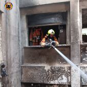 Los bomberos extinguen un incendio en un edificio de Cullera