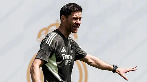 Xabi Alonso en su primer entrenamiento como técnico del Real Madrid Xabi Alonso en su primer entrenamiento como técnico del Real Madrid