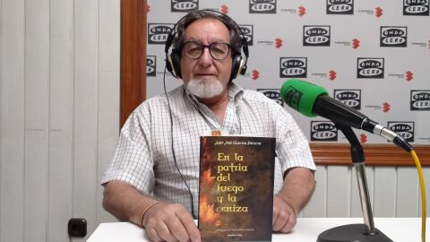 Juan Jos&eacute; Guardia Polaino, con su poemario "En La Patria Del Fuego y La Ceniza"