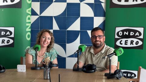 El alcalde de Ses Salines, Guillem Mas, junto a la periodista de Onda Cero Elka Dimitrova