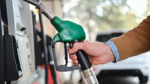 El secreto del surtidor: este es el día más barato para repostar, según la OCU El secreto del surtidor: este es el día más barato para repostar, según la OCU