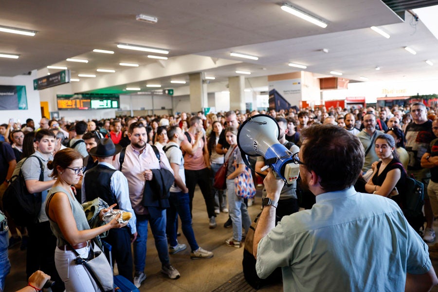 Restablecida la circulación con normalidad en Chamartín tras descarrilar un tren y provocar la caída de la tensión Restablecida la circulación con normalidad en Chamartín tras descarrilar un tren y provocar la caída de la tensión