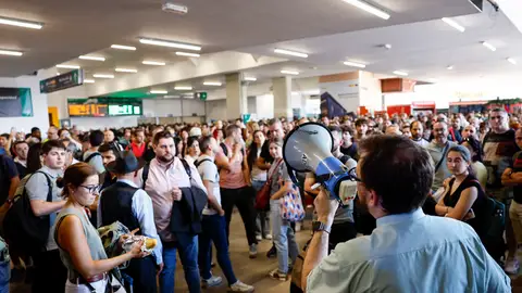 Un empleado informa a los pasajeros sobre los retrasos en la estación de Madrid-Chamartín Restablecida la circulación con normalidad en Chamartín tras descarrilar un tren y provocar la caída de la tensión