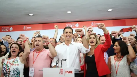 Pedro Sánchez, rodeado de Santos Cerdán, Begoña Gómez o José Luis Ábalos, entre otros, tras ganar las primarias de 2014. Pedro Sánchez, rodeado de Santos Cerdán, Begoña Gómez o José Luis Ábalos, entre otros, tras ganar las primarias de 2014.