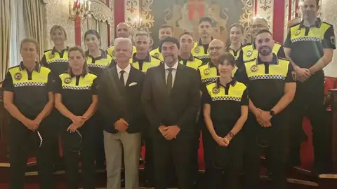 Los nuevos policías locales junto al alcalde y el concejal de seguridad Los nuevos policías locales junto al alcalde y el concejal de seguridad