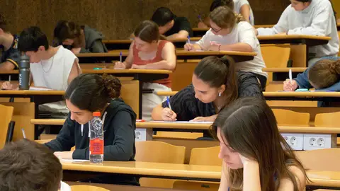 Un examen de Selectividad en la Universidad Miguel Hernández de Elche. Un examen de Selectividad en la Universidad Miguel Hernández de Elche.