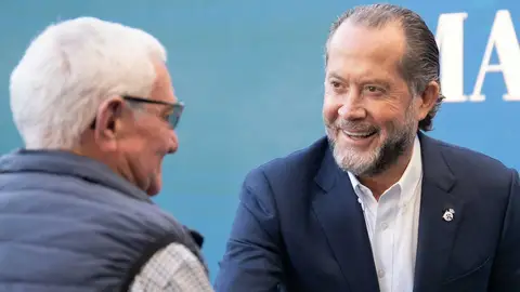 Lendoiro: El presidente Escotet, la Champions y la cantera Juan Carlos Escotet entregando insiginias de oro a socios del Deportivo.