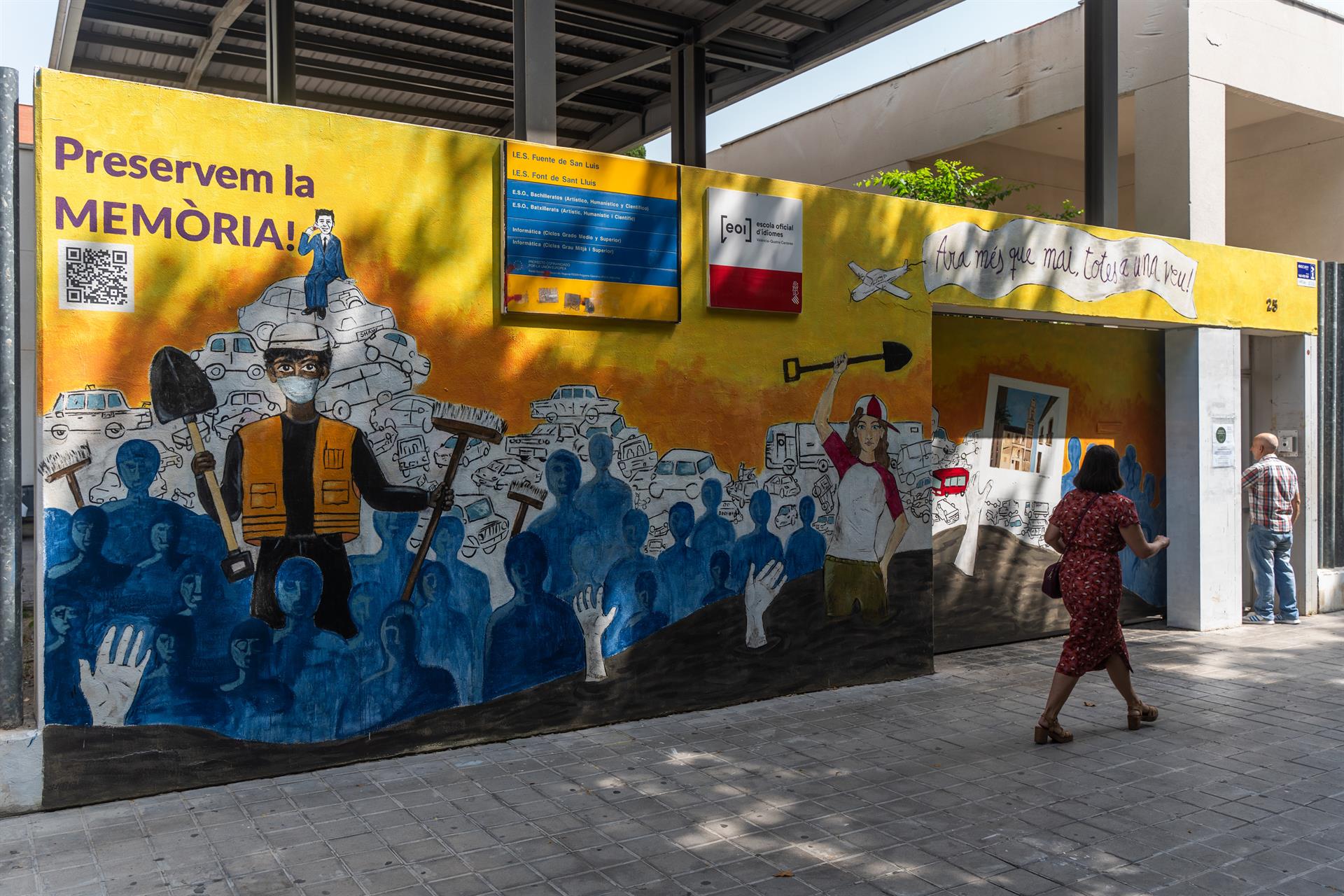 Un mural para preservar la memoria de la DANA llega a la entrada de un instituto de València Un mural para preservar la memoria de la DANA llega a la entrada de un instituto de València