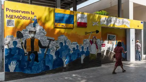 Alumnado del IES Font de Sant Lluís plasma en un mural la "catástrofe" de la DANA. Alumnado del IES Font de Sant Lluís plasma en un mural la "catástrofe" de la DANA.