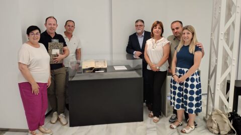 Presentaci&oacute;n del documento original del T&iacute;tulo de Ciudad de Villena.