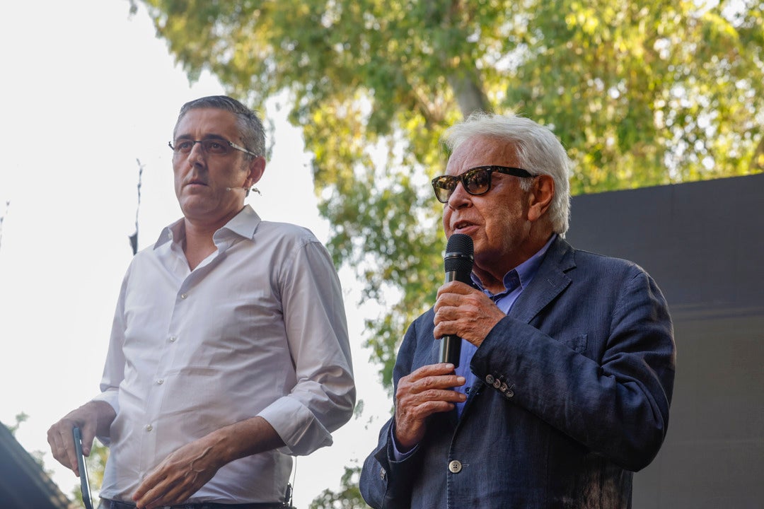 Felipe González asegura que Edu Madina sigue siendo su candidato para el PSOE: "Lo sigue siendo en mi corazón y en mi cabeza" Felipe González asegura que Edu Madina sigue siendo su candidato para el PSOE: "Lo sigue siendo en mi corazón y en mi cabeza"