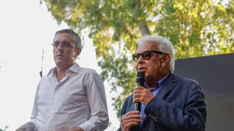 Felipe González asegura que Edu Madina sigue siendo su candidato para el PSOE: "lo sigue siendo en mi corazón y en mi cabeza" Felipe González asegura que Edu Madina sigue siendo su candidato para el PSOE: "lo sigue siendo en mi corazón y en mi cabeza"