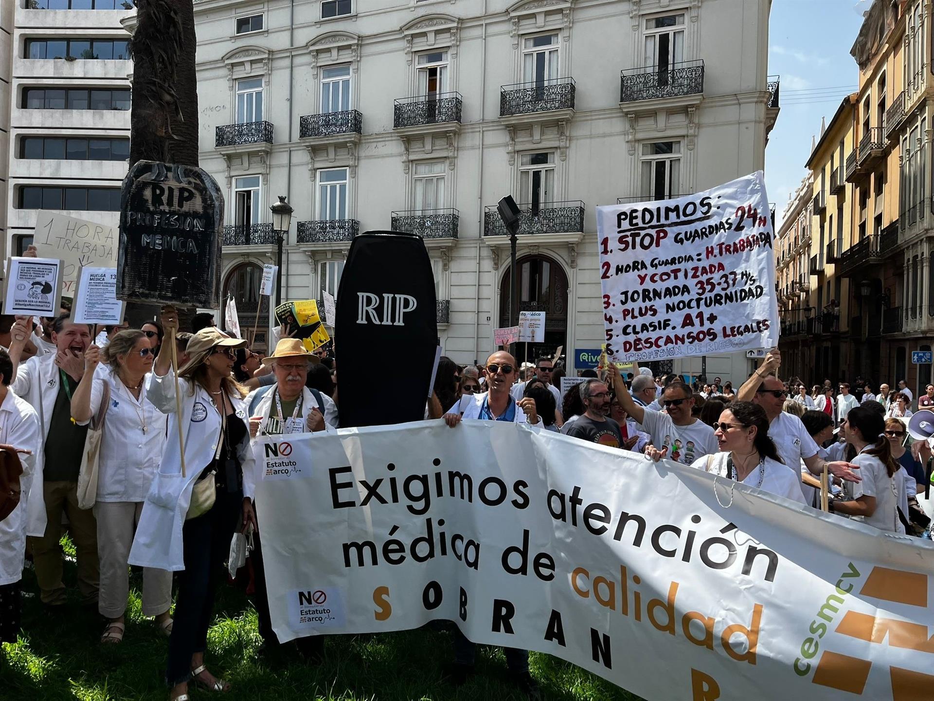Médicos se manifiestan en la Comunitat Valenciana por un Estatuto Marco "digno y propio": "No podemos empeorar" Médicos se manifiestan en la Comunitat Valenciana por un Estatuto Marco "digno y propio": "No podemos empeorar"