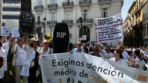 Médicos se manifiestan en la Comunitat Valenciana por un Estatuto Marco "digno y propio": "No podemos empeorar" Médicos se manifiestan en la Comunitat Valenciana por un Estatuto Marco "digno y propio": "No podemos empeorar"