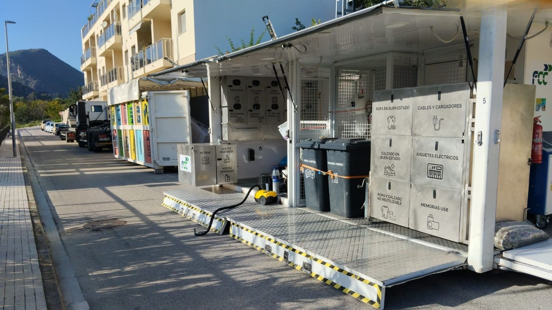 La Marina Baixa también se vuelca con el reciclaje: 10.000 personas ya usan los ecoparques móviles del Consorci Mare La Marina Baixa también se vuelca con el reciclaje: 10.000 personas ya usan los ecoparques móviles del Consorci Mare