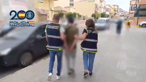 Agentes de la Polic&iacute;a Nacional con el detenido en Petrer. 