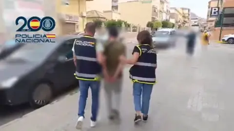 Agentes de la Policía Nacional con el detenido en Petrer. Agentes de la Policía Nacional con el detenido en Petrer.