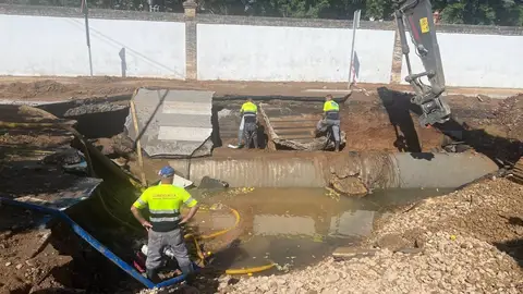 Cortes de agua en diez municipios por una avería en la conducción principal del Huesna Cortes de agua en diez municipios por una avería en la conducción principal del Huesna