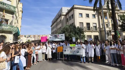 Unas 200 personas se han concentrado este viernes en Badajoz contra el Estatuto Marco propuesto por el Ministerio de Sanidad Unas 200 personas se han concentrado este viernes en Badajoz contra el Estatuto Marco propuesto por el Ministerio de Sanidad