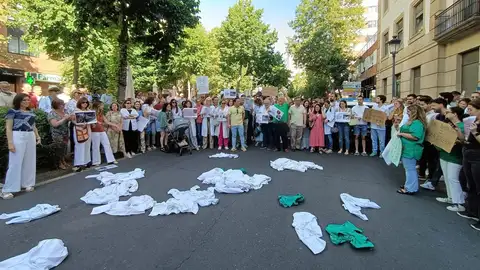 Unos 200 médicos piden en Cáceres un estatuto propio de la profesión y la dimisión de la ministra de Sanidad Unos 200 médicos piden en Cáceres un estatuto propio de la profesión y la dimisión de la ministra de Sanidad