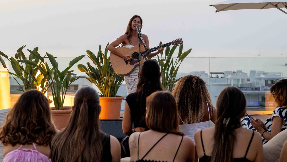 Sofía Ellar durante la actuación sorpresa de ayer en Rooftop Nine la azotea de INNSiDE By Meliá Ibiza Beach Sofía Ellar durante la actuación sorpresa de ayer en Rooftop Nine la azotea de INNSiDE By Meliá Ibiza Beach