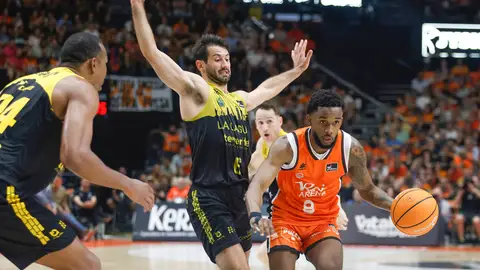 El Valencia arrolla al Tenerife en el segundo partido El Valencia arrolla al Tenerife en el segundo partido