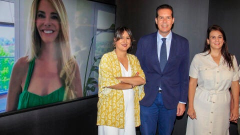 De izquierda a derecha: Andrea Pa&ntilde;os, directora del Museo del Calzado; Rub&eacute;n Alfaro, alcalde de Elda; Loreno Pedrero, concejala de Industria; y, al fondo, en la pantalla de proyecci&oacute;n imagen de Paula V&aacute;zquez.