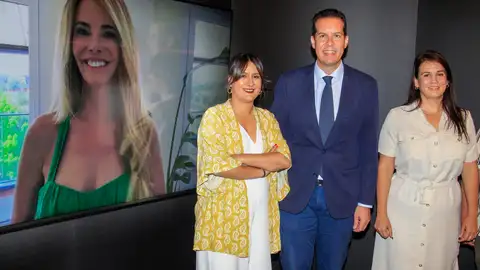 De izquierda a derecha: Andrea Paños, directora del Museo del Calzado; Rubén Alfaro, alcalde de Elda; Loreno Pedrero, concejala de Industria; y, al fondo, en la pantalla de proyección imagen de Paula Vázquez. De izquierda a derecha: Andrea Paños, directora del Museo del Calzado; Rubén Alfaro, alcalde de Elda; Loreno Pedrero, concejala de Industria; y, al fondo, en la pantalla de proyección imagen de Paula Vázquez.