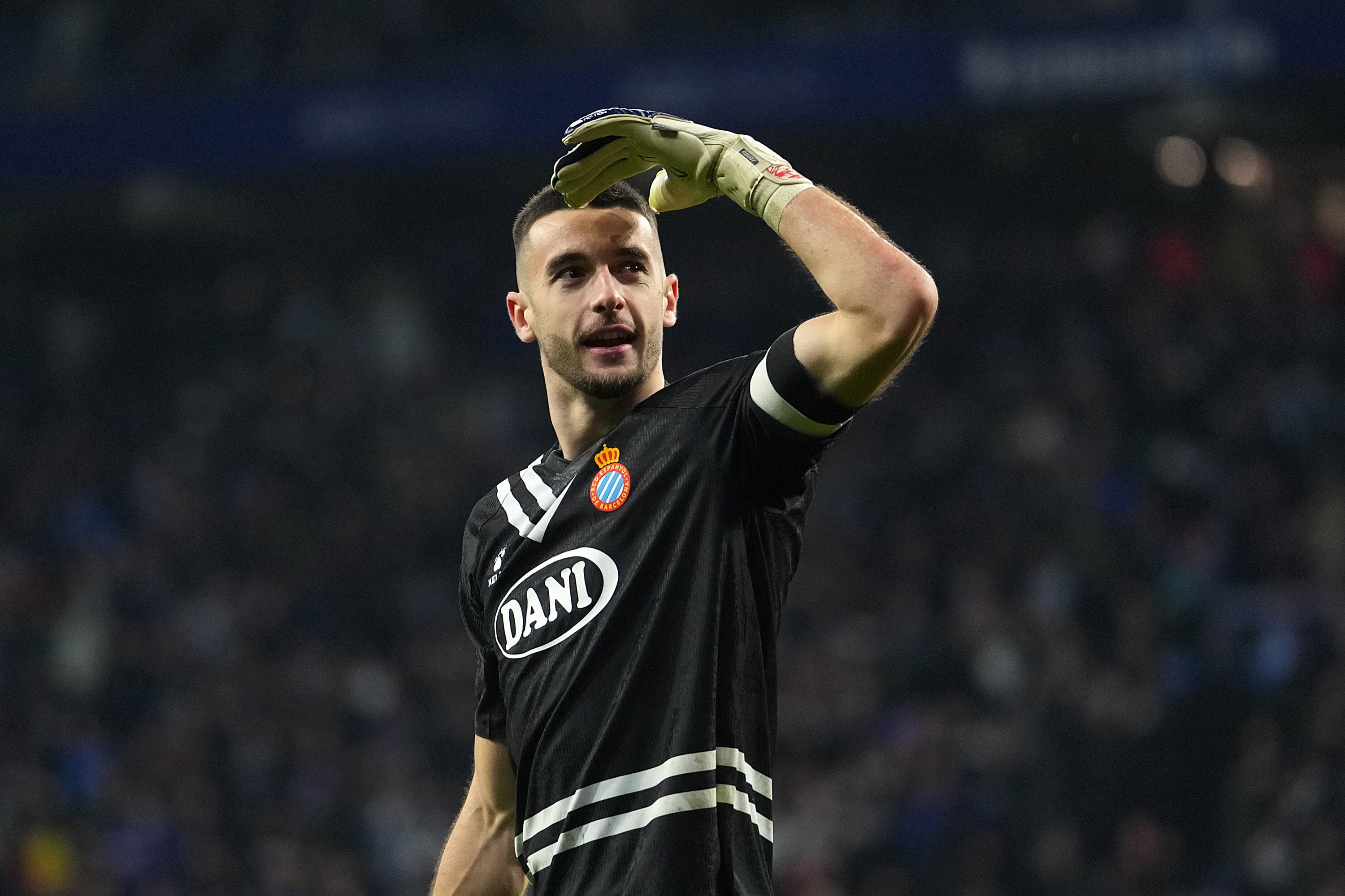 Un caldeado retorno de Joan García a Cornellá: "Lo del beso, el escudo, aquel dándose golpes en el pecho. Esto lo podía haber evitado" Un caldeado retorno de Joan García a Cornellá: "Lo del beso, el escudo, aquel dándose golpes en el pecho. Esto lo podía haber evitado"