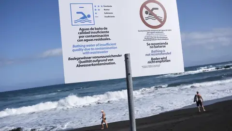 Imagen de archivo del cierre de Playa Jardín en Puerto de la Cruz por la presencia de bacterias fecales en el agua Imagen de archivo del cierre de Playa Jardín en Puerto de la Cruz por la presencia de bacterias fecales en el agua