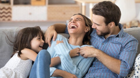 Imagen de recurso que muestra a una familia sonriendo 