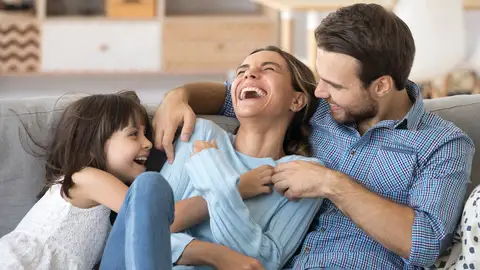 Imagen de recurso que muestra a una familia sonriendo Imagen de recurso que muestra a una familia sonriendo