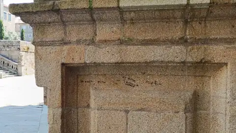 Aparecen nuevas pintadas en la Catedral de Santiago en la fachada de la Praza da Inmaculada Aparecen nuevas pintadas en la Catedral de Santiago en la fachada de la Praza da Inmaculada