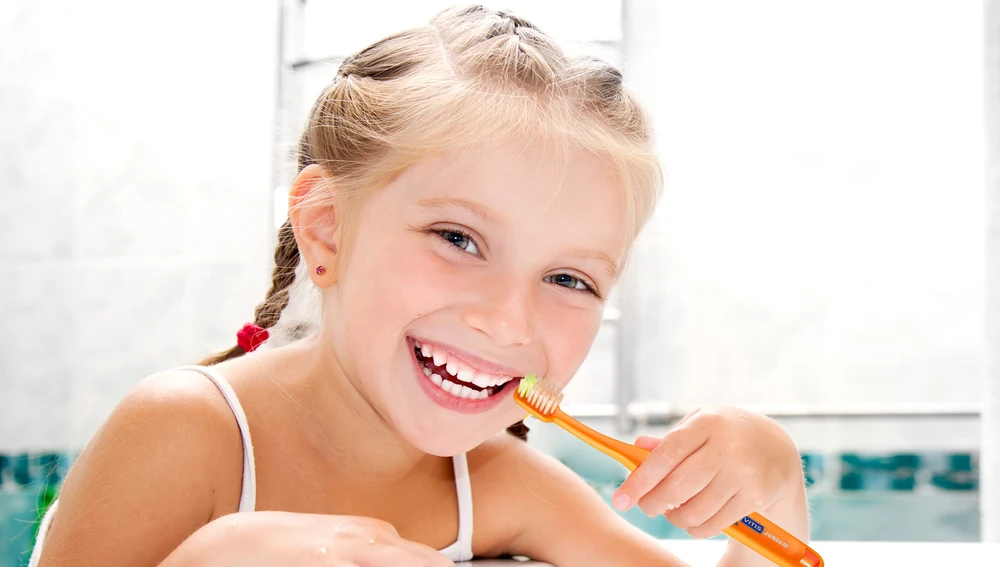 Niña lavándose los dientes Niña lavándose los dientes