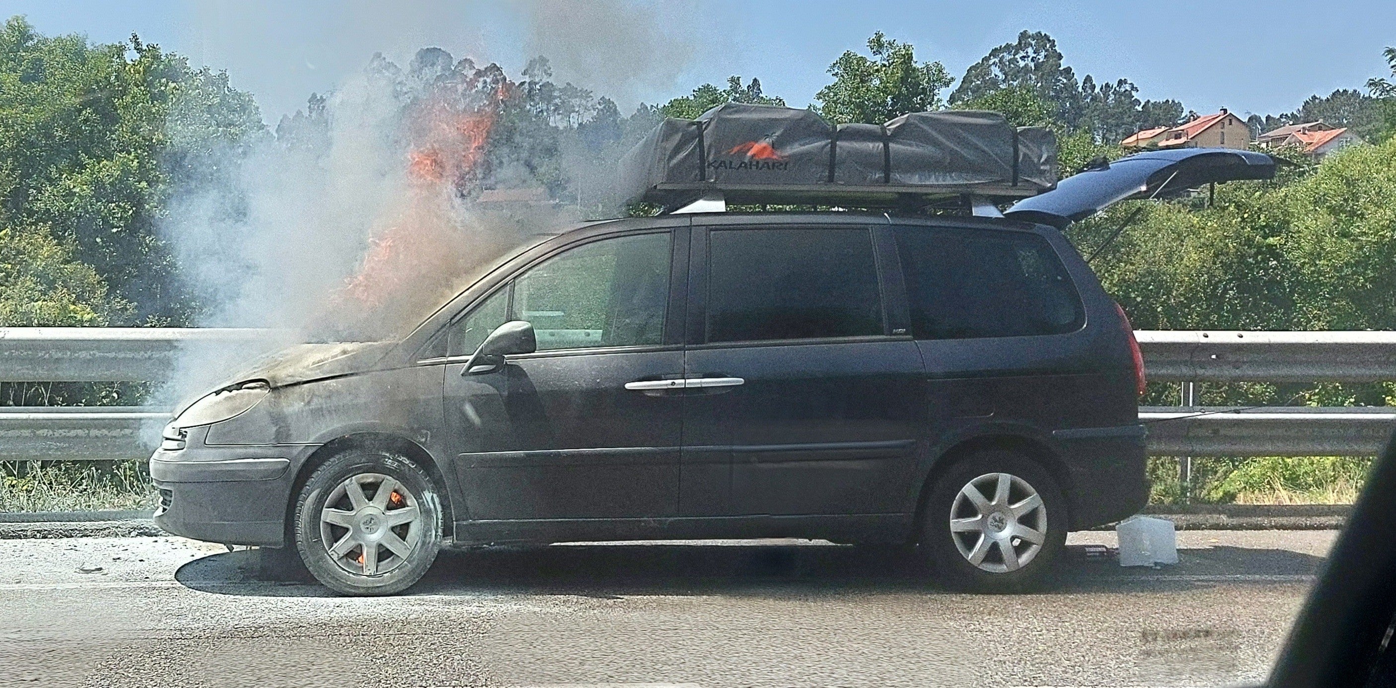 Arde un vehículo a pocos metros de la rotonda de Milladoiro pero sin provocar víctimas Arde un vehículo a pocos metros de la rotonda de Milladoiro pero sin provocar víctimas