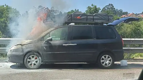 Arde un vehículo a pocos metros de la rotonda de Milladoiro pero sin provocar víctimas Arde un vehículo a pocos metros de la rotonda de Milladoiro pero sin provocar víctimas