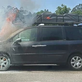 Arde un vehículo a pocos metros de la rotonda de Milladoiro pero sin provocar víctimas Arde un vehículo a pocos metros de la rotonda de Milladoiro pero sin provocar víctimas