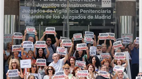 Funcionarios de justicia salen voluntariamente con pancartas en los Juzgados de Plaza de Castilla, a 23 de junio de 2023, en Madrid (España). Funcionarios de justicia salen voluntariamente con pancartas en los Juzgados de Plaza de Castilla, a 23 de junio de 2023, en Madrid (España).