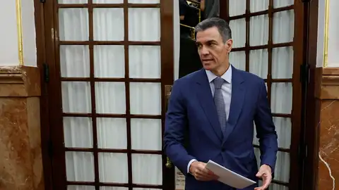 Pedro Sánchez saliendo del Congreso de los Diputados Pedro Sánchez saliendo del Congreso de los Diputados