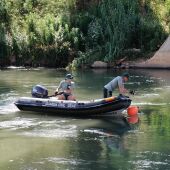 Agentes del GEAS en el río Júcar en la búsqueda de los desaparecidos por La DANA