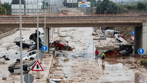 Estado en el que quedó una de las autovías afectadas por la DANA de València Estado en el que quedó una de las autovías afectadas por la DANA de València