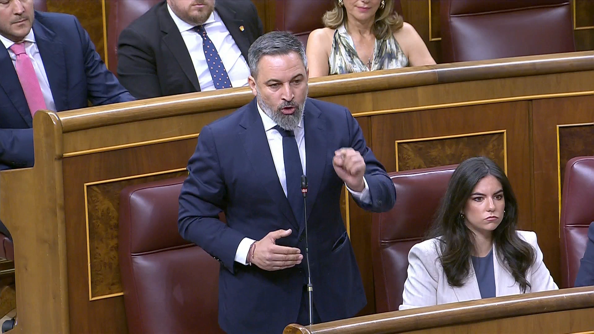 Abascal se marcha del Congreso tras espetarle a Sánchez: "Nosotros pagando impuestos y ustedes se lo gastan en putas" Abascal se marcha del Congreso tras espetarle a Sánchez: "Nosotros pagando impuestos y ustedes se lo gastan en putas"