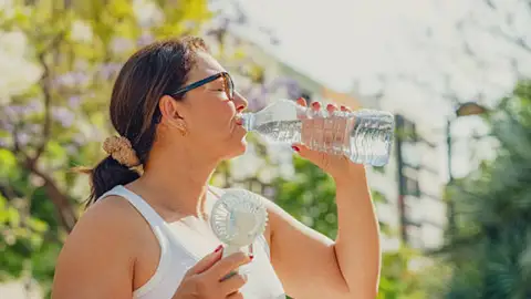 La regla que podría protegerte del golpe de calor: esta es la cantidad de agua que debes beber, según los expertos La regla que podría protegerte del golpe de calor: esta es la cantidad de agua que debes beber, según los expertos
